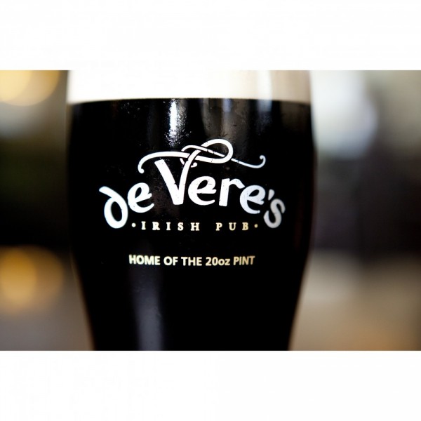 de Vere's Pub Team Davis Team Logo